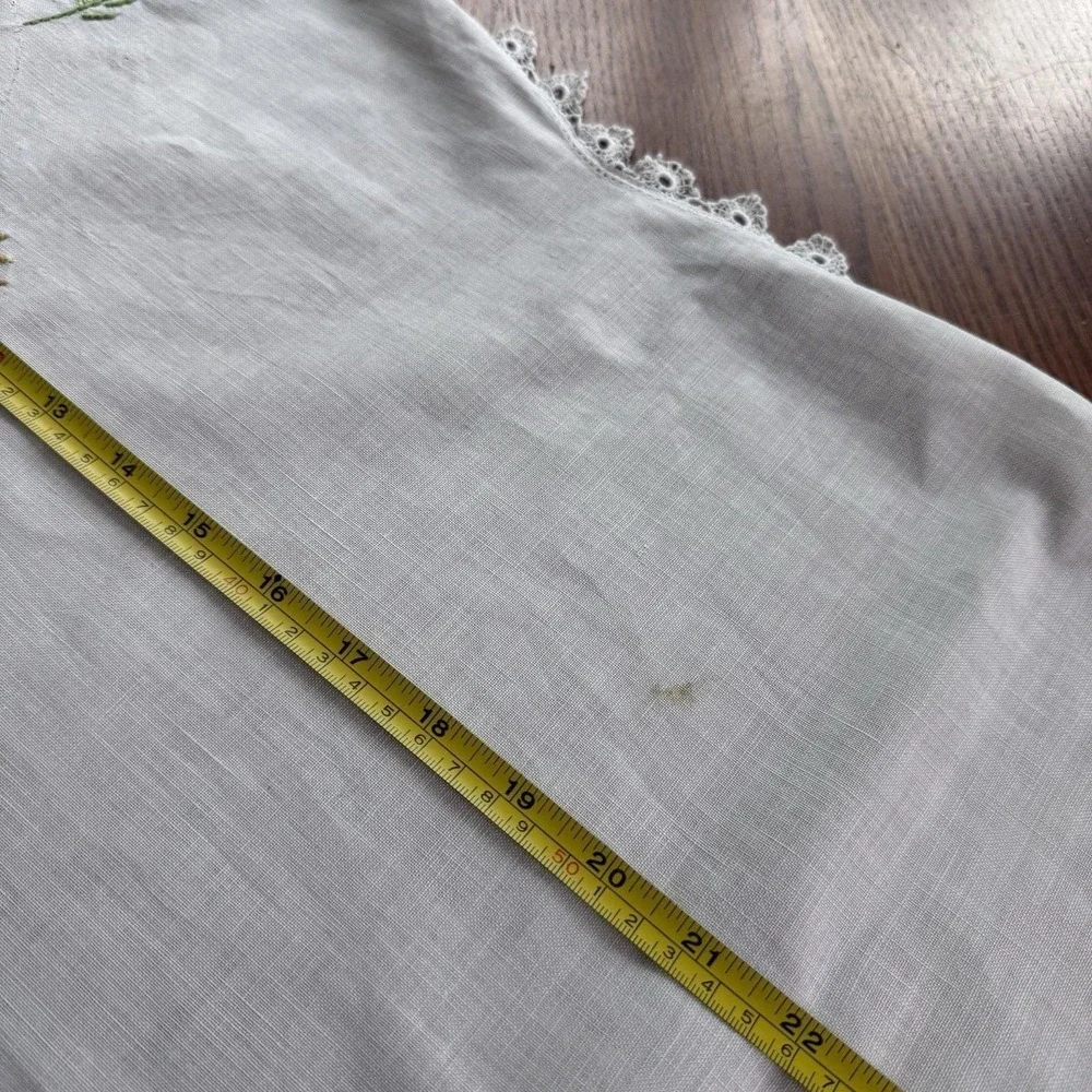 Vtg Hand-Embroidered Floral Linen Table Runner With Lace Tatted Edging 34